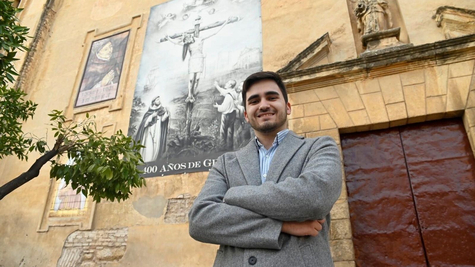 Emilio González posa para 'el Día' en la puerta de la iglesia de los Padres de Gracia.
