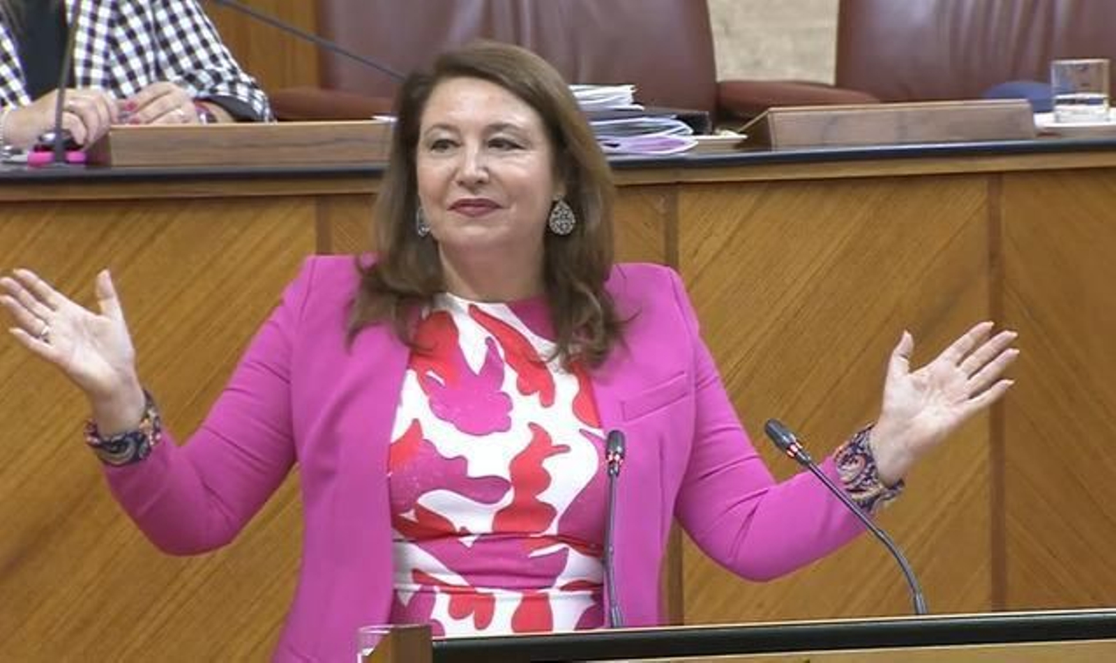 La consejera Carmen Crespo respondiendo preguntas en el Parlamento de Andalucía