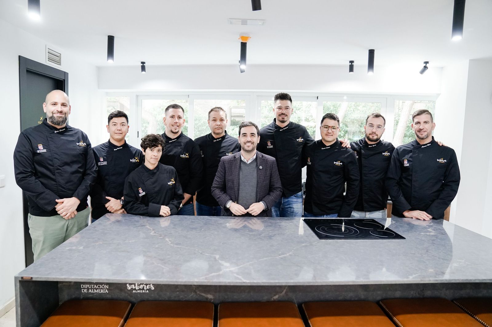 El diputado Carlos Sánchez con los chefs participantes en esta edición.