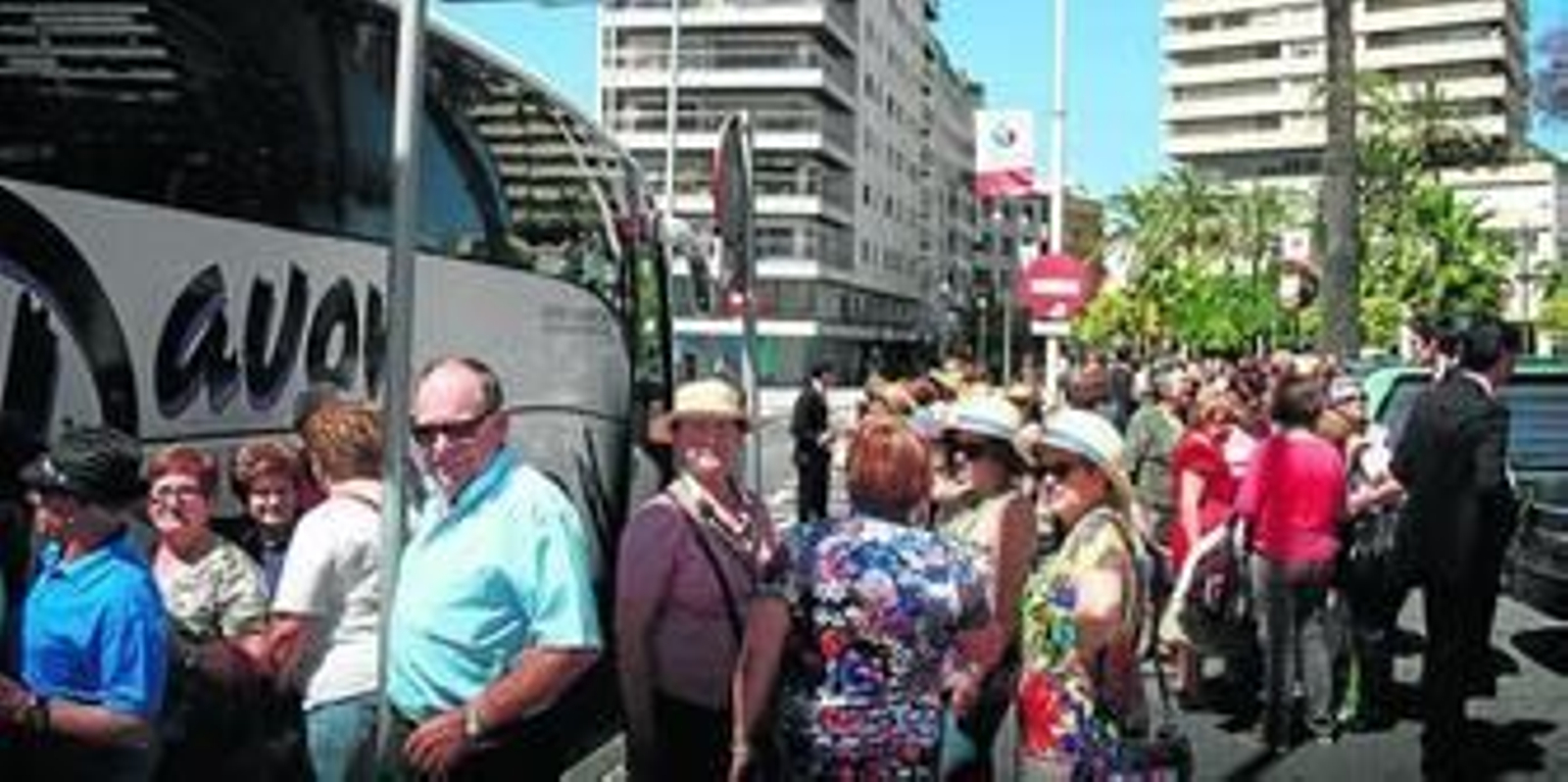 Un grupo de visitantes se reúne en torno al autocar que les llevará a conocer otros puntos de la provincia onubense, durante el pasado Congreso de Regantes.