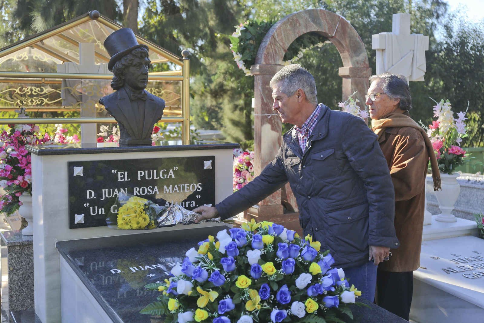 Un busto del humorista "El Pulga" lo recuerda en su tumba