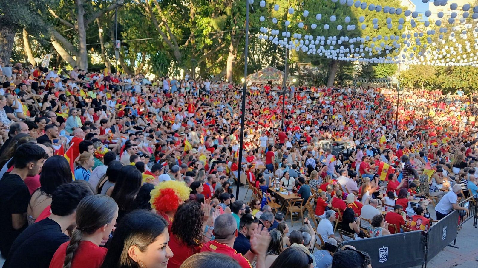 Así se ha vivido el triunfo de España desde la Feria de San Fernando: búscate en las imágenes
