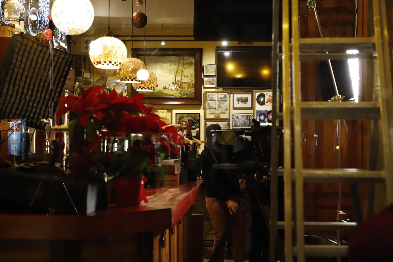 Así ha grabado Juanma Moreno su discurso de fin de año en una taberna de Granada