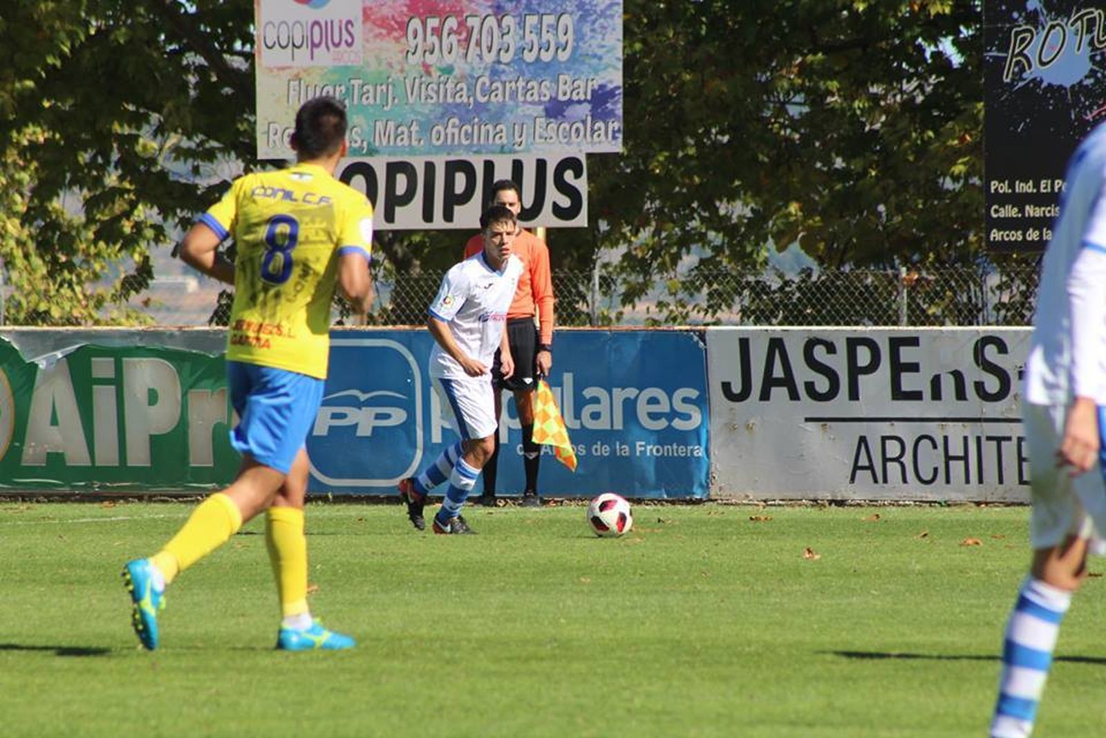 Pablo Molina alza la cabeza mientras controla el esférico en un encuentro de la presente temporada.