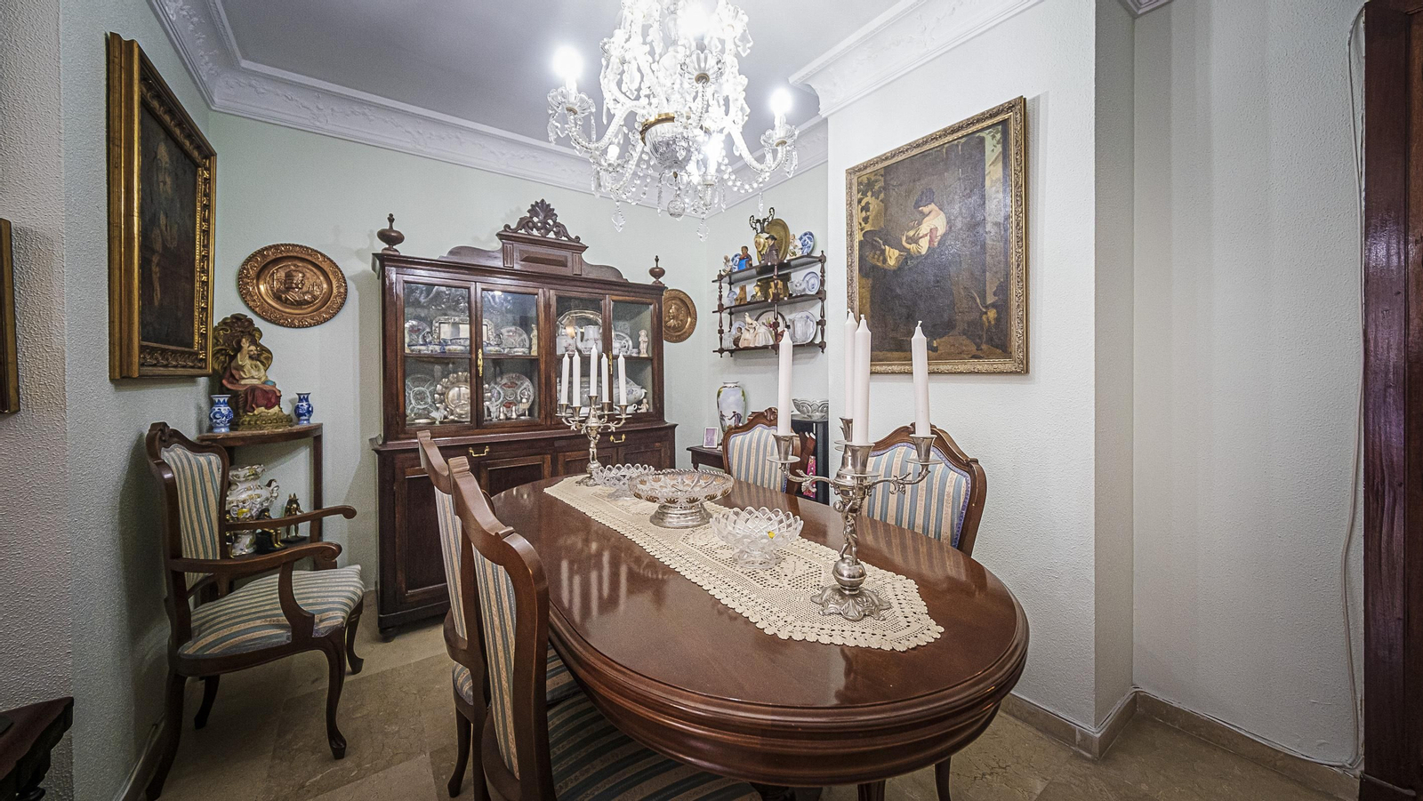 Interior de la casa: Calle Brasil