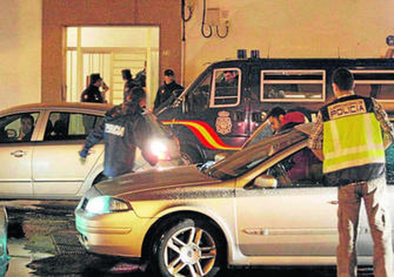 Imagen del dispositivo policial llevado a cabo en noviembre de 2011 que acabó con la detención de Dávila Ouviña.