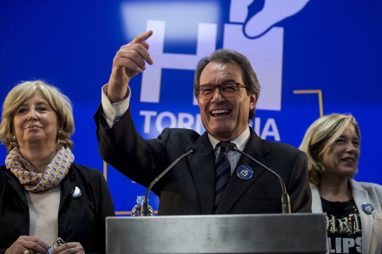 Mas (c) comparece con Rigau (i) y Ortega (d) al fondo.