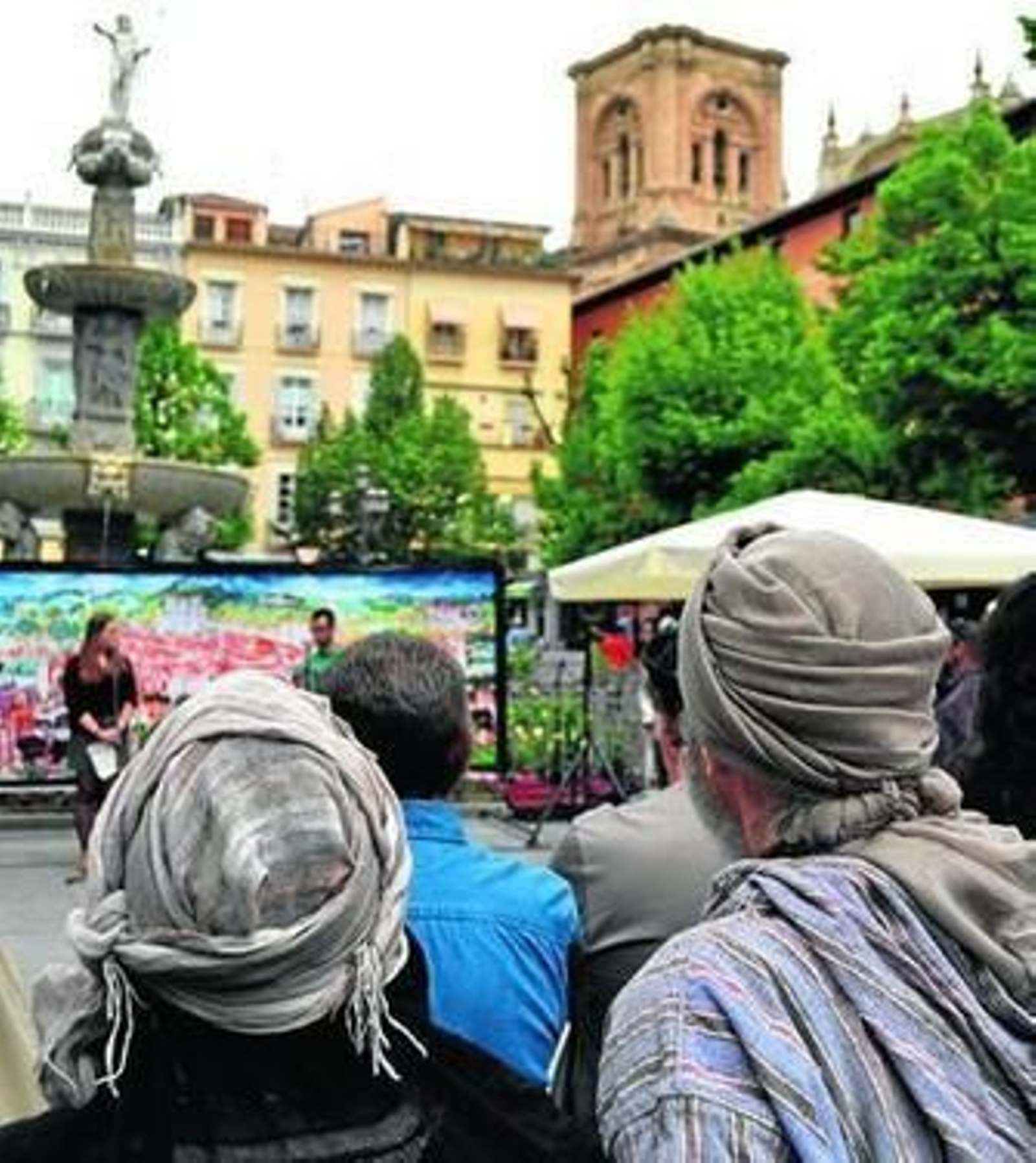 1. Decenas de personas se interesaron por el acto celebrado en la plaza Bib-Rambla. 2. La lectura de poemas corrió a cargo de alumnos de Estudios Semíticos de la UGR y la Facultad de Traducción. 3. Barbara Boloix durante su intervención.