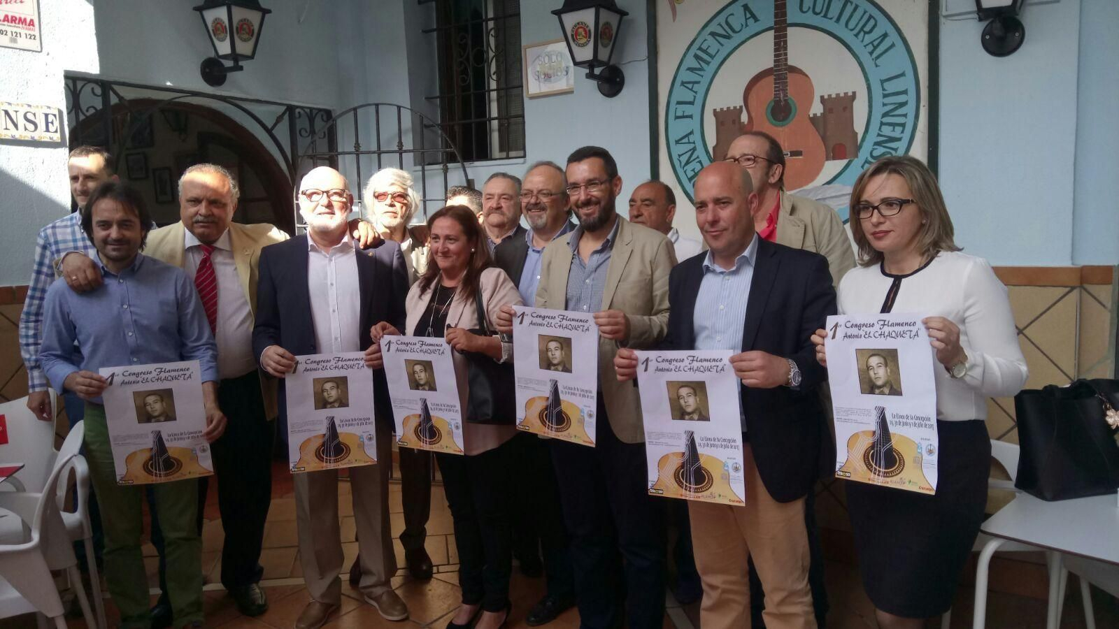 Autoridades junto a representantes de la cultura linense, ayer.