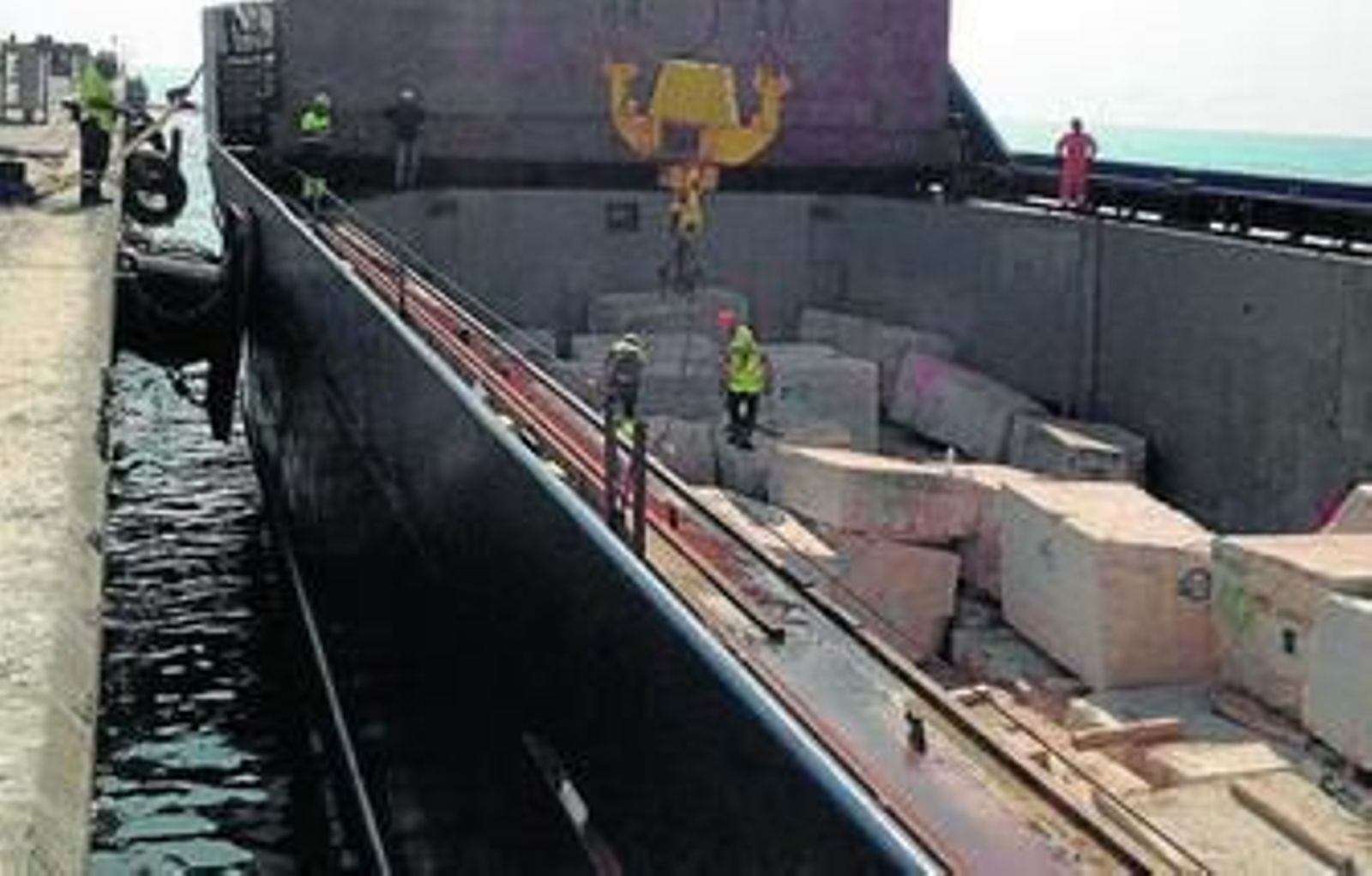 Cantursa descargó el pasado mes de octubre el primer barco de travertino procedente de Izmir (Turquía). Cantursa descargó el pasado mes de octubre el primer barco de travertino procedente de Izmir (Turquía).