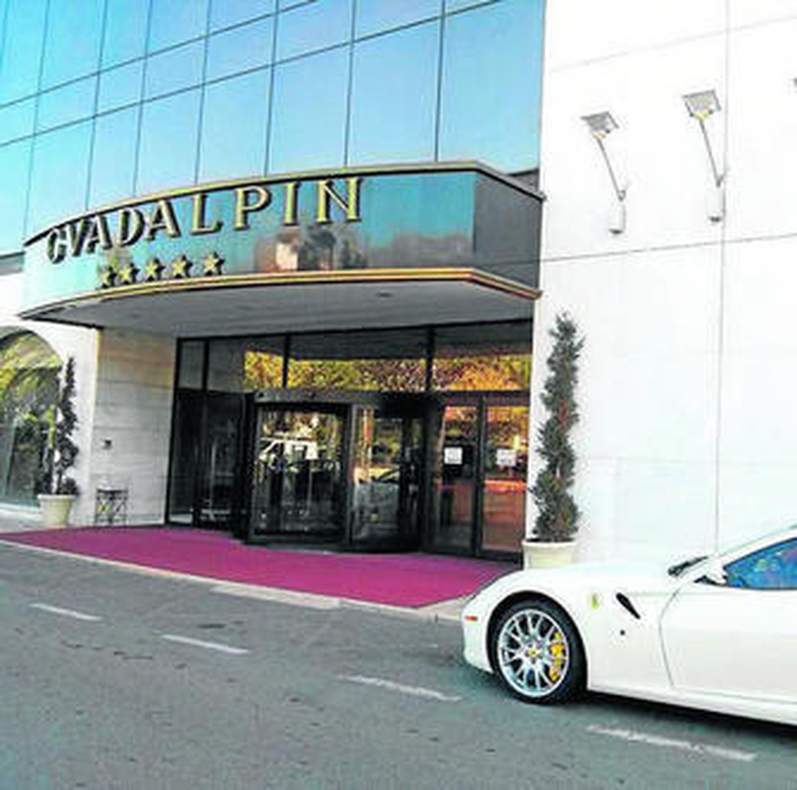 Entrada del hotel Guadalpín en Marbella.