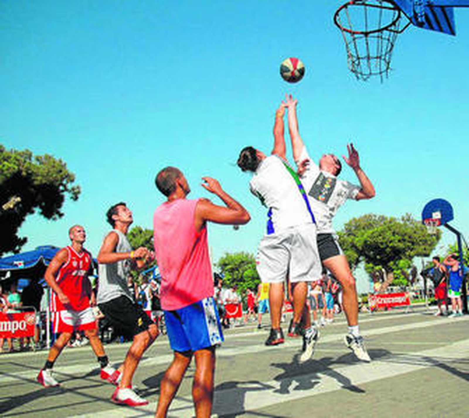 El baloncesto, uno de los deportes 'estrella' en el verano de P. Umbría.
