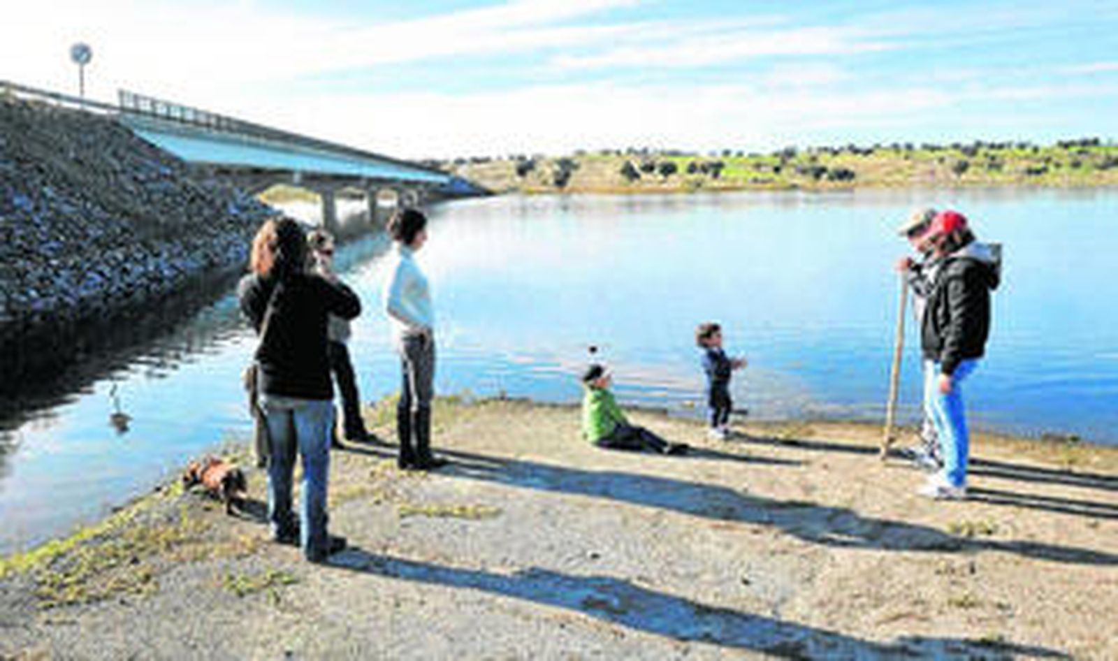 Un grupo de visitantes en el embalse de La Colada, en el término municipal de El Viso.
