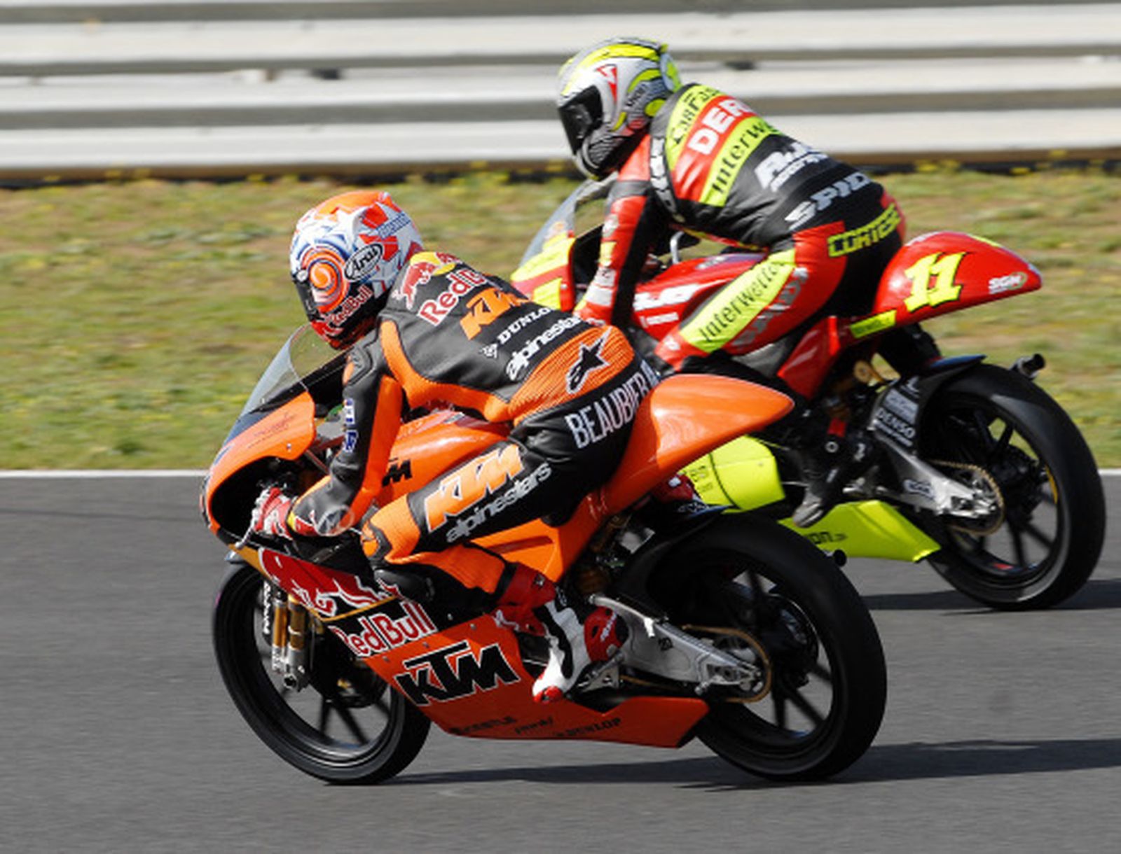 Cameron Beaubier, del equipo Red Bull KTM, rueda en parelelo con el alemán Sandro Cortese de la formación Ajo Motosport.  Foto: Manuel Aranda