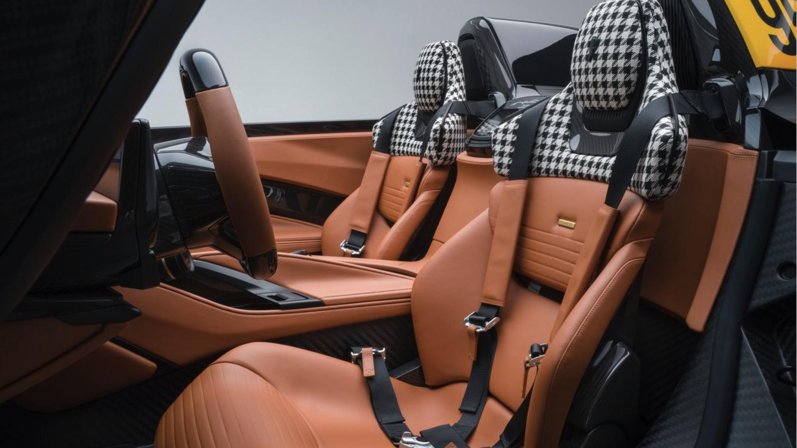 Los asientos están diseñados inspirándose en los de vehículos clásicos y deben proporcionar prestaciones como las esperables en un hiperdeportivo.