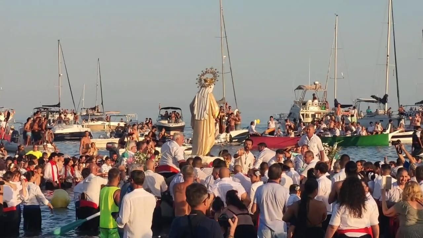 La Virgen del Carmen de El Palo, en Málaga, surca los mares acompañada por su barrio
