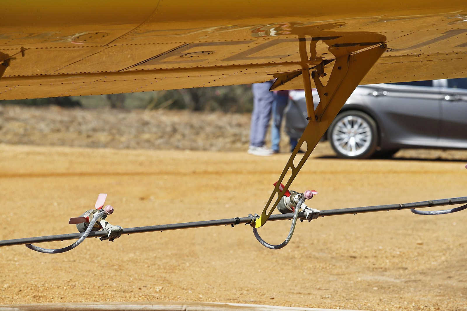 Imágenes del vuelo demostrativo de los medios aéreos del servicio de control de mosquitos