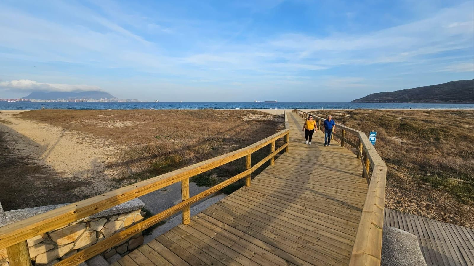 La nueva pasarela instalada en la playa de Getares.