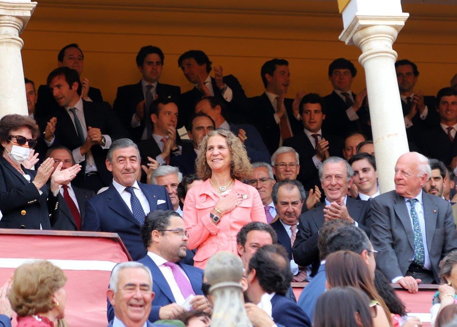 La Infanta Elena se lleva la mano al corazón para agradecer el aplauso de la Maestranza.