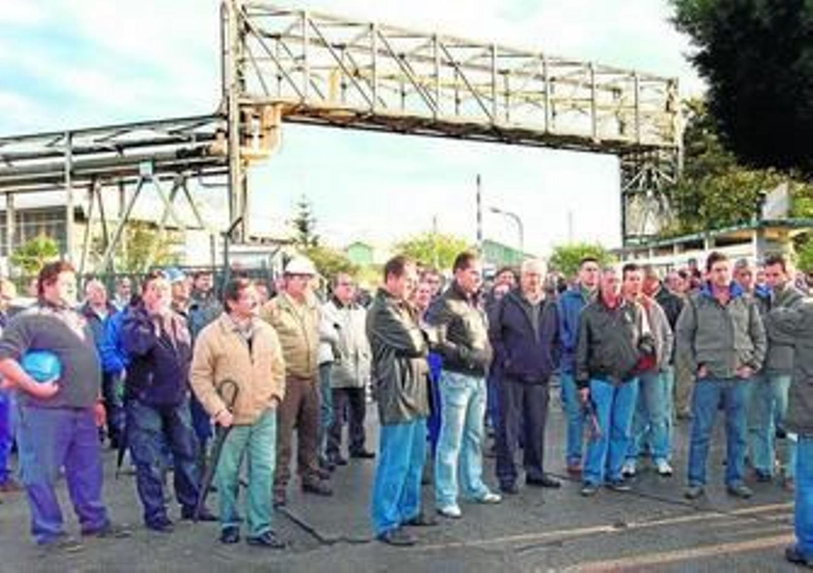 Concentración de trabajadores a las puertas de la planta, el pasado miércoles.