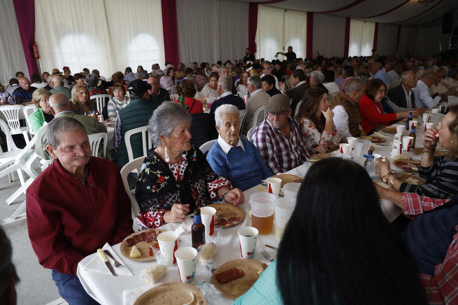Fotos del almuerzo para mayores en la Feria de Castellar