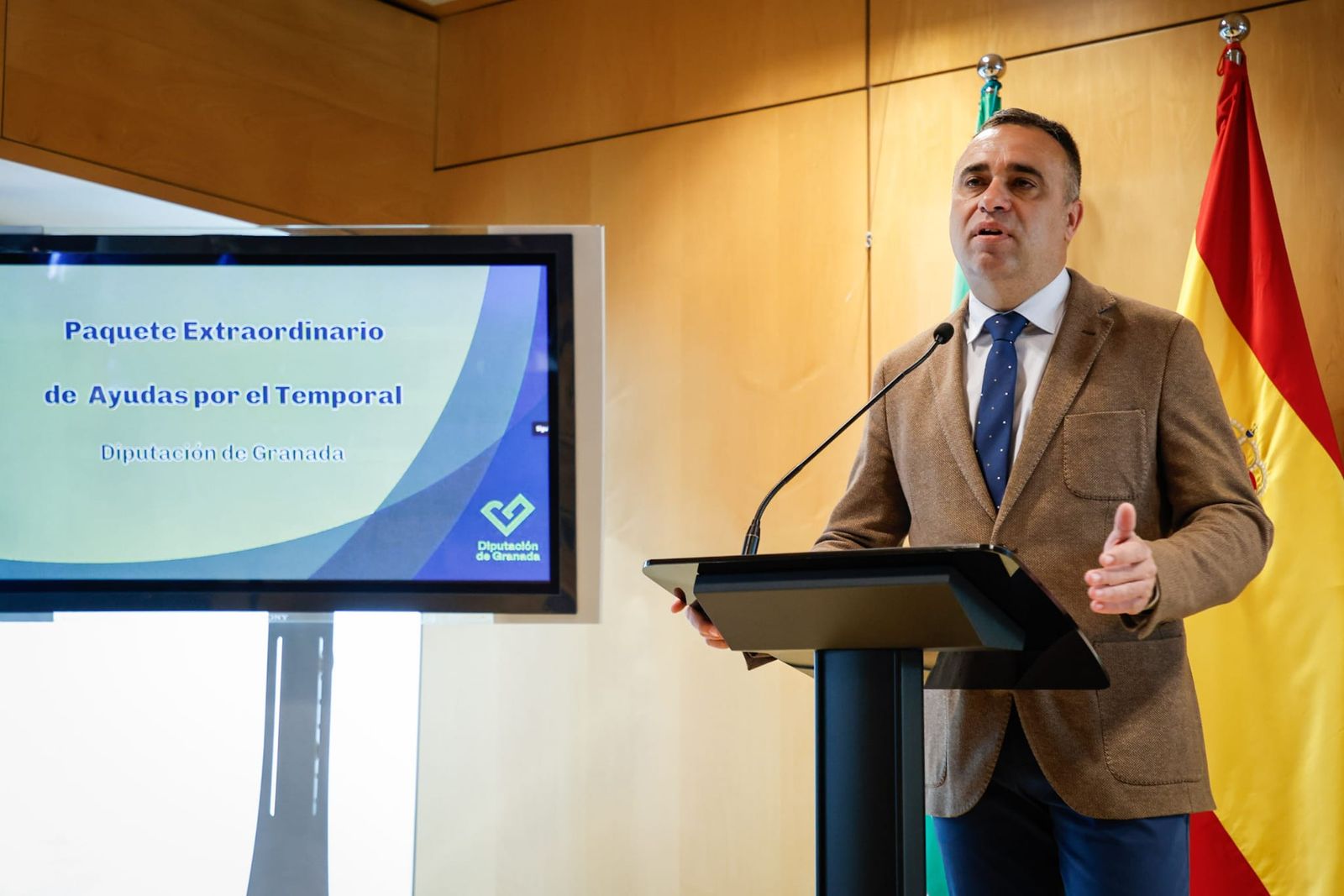 El presidente de la Diputación, Francis Rodríguez, durante la presentación de las ayudas