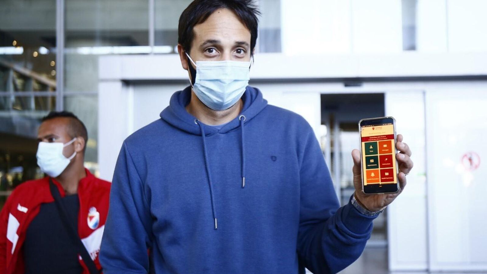 Chema Tejero muestra el test realizado a su familia.