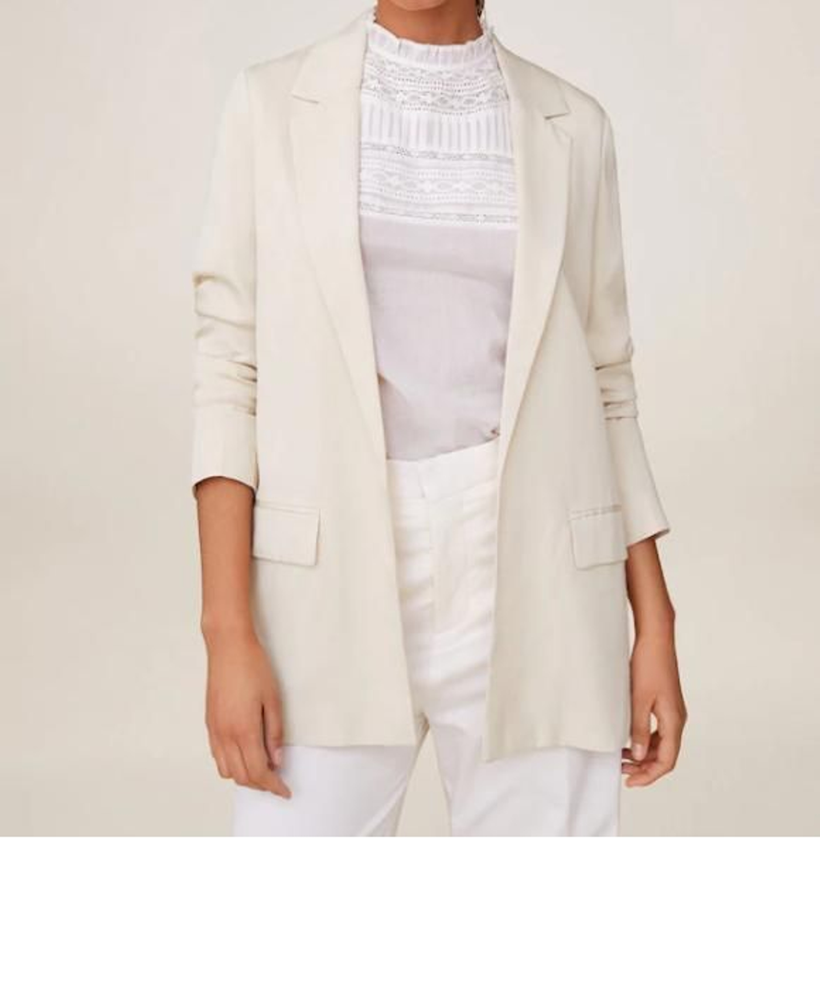Chaqueta blanca con bolsillos de Mango outlet.