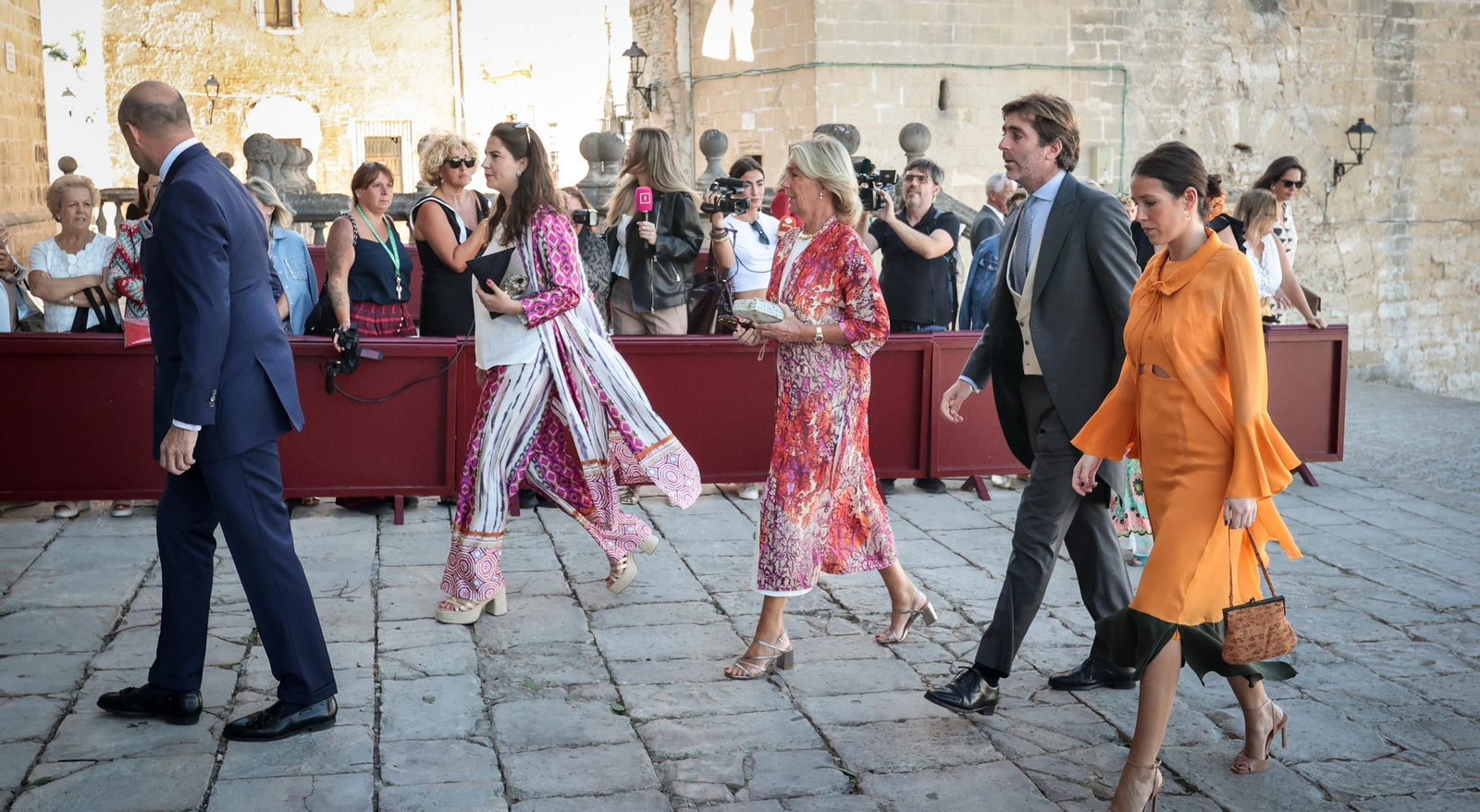 Imágenes de los asistentes a la boda de Ana Cristina Portillo Domecq en la Catedral de Jerez Imágenes de los asistentes a la boda de Ana Cristina Portillo Domecq en la Catedral de Jerez