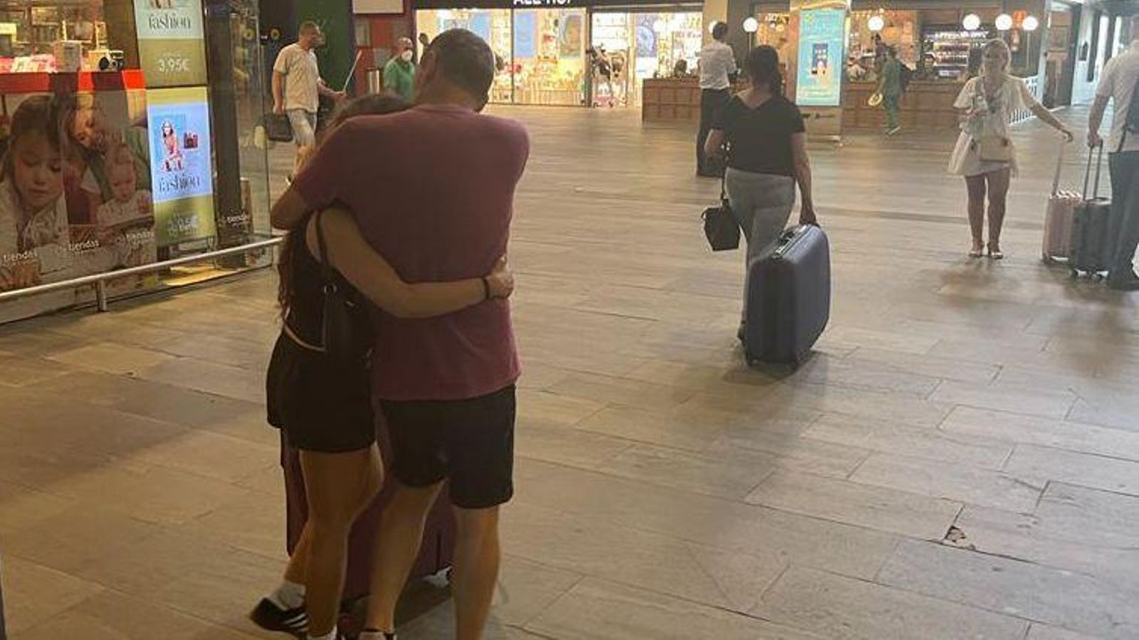 Reencuentro de Maya con su padre en la estación de Santa Justa, en el verano de 2022.