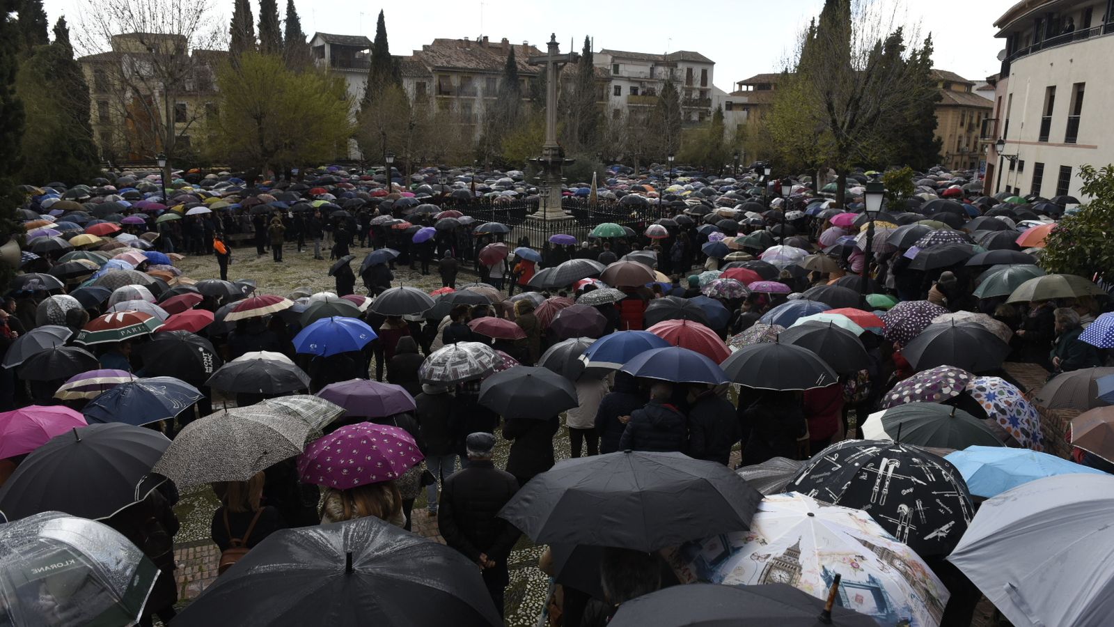 Paraguas en el rezo al Cristo de los Favores.