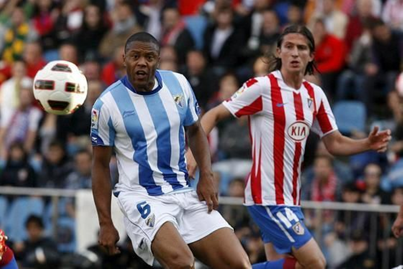 El Málaga golea al Atlético en el Calderón (0-3). / EFE