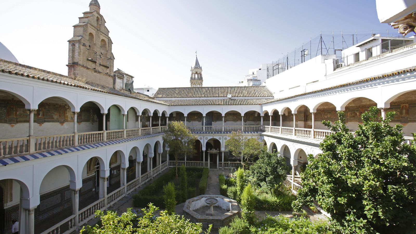 Vista del claustro del Herbolario con la torre de San Pedro al fondo.