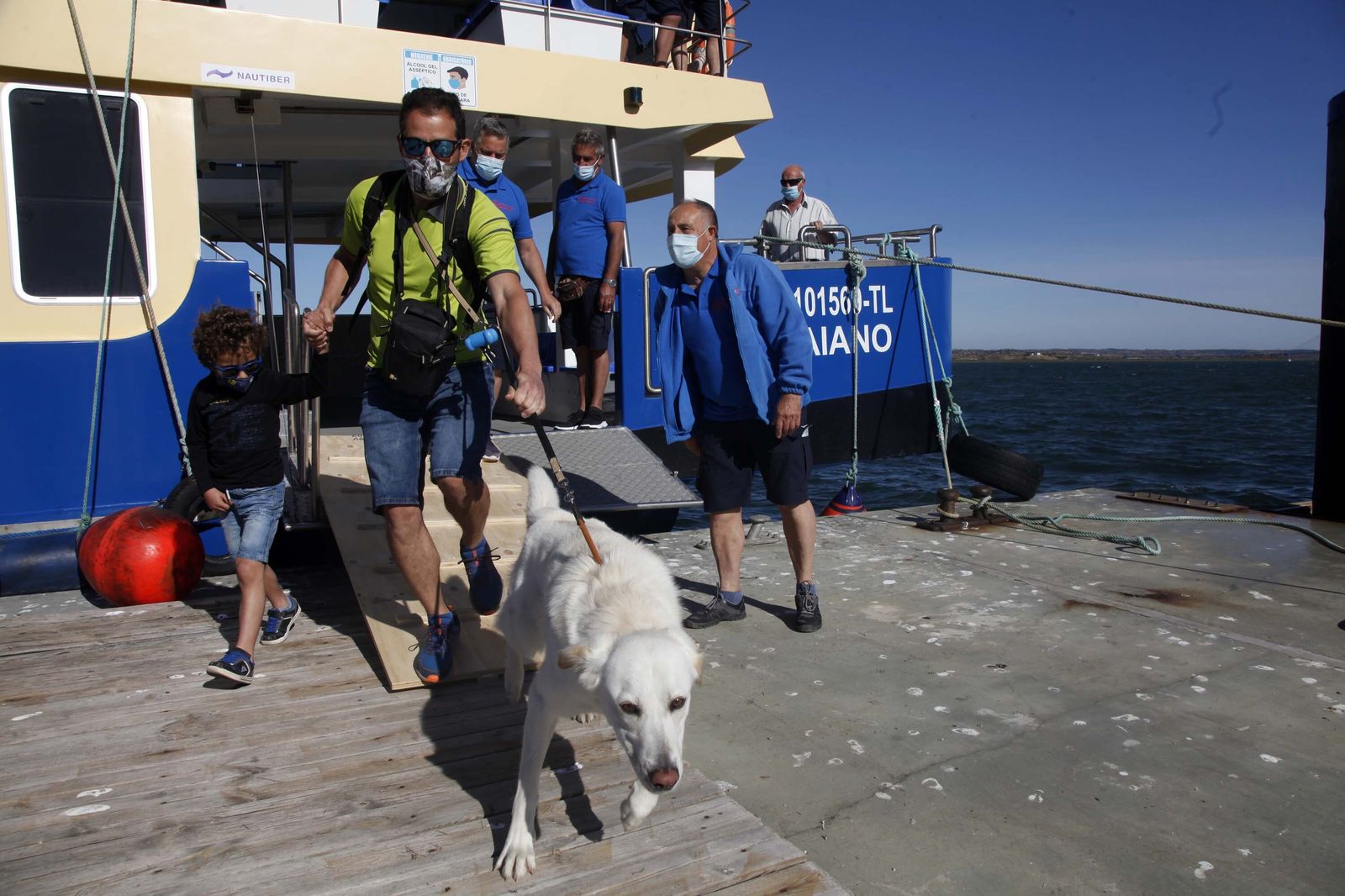 Los primeros turistas en llegar a Ayamonte en el ferry después de siete meses