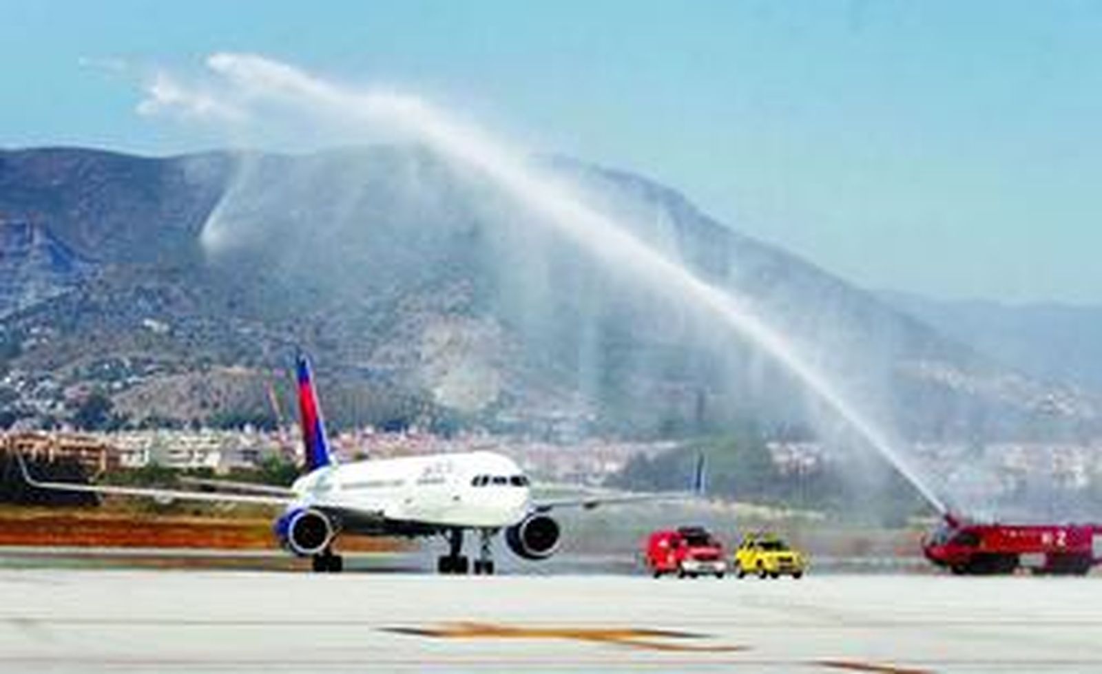 El boeing de Delta Air Lines que inauguró la línea Nueva York-Málaga, ayer, en una de las pistas del Ruiz Picasso.