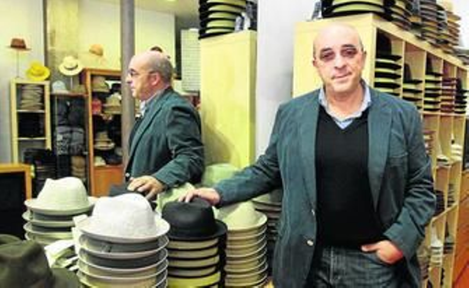 Miguel de la Rosa en el interior de la Sombrerería Miroc, situada en calle de las Capuchinas.