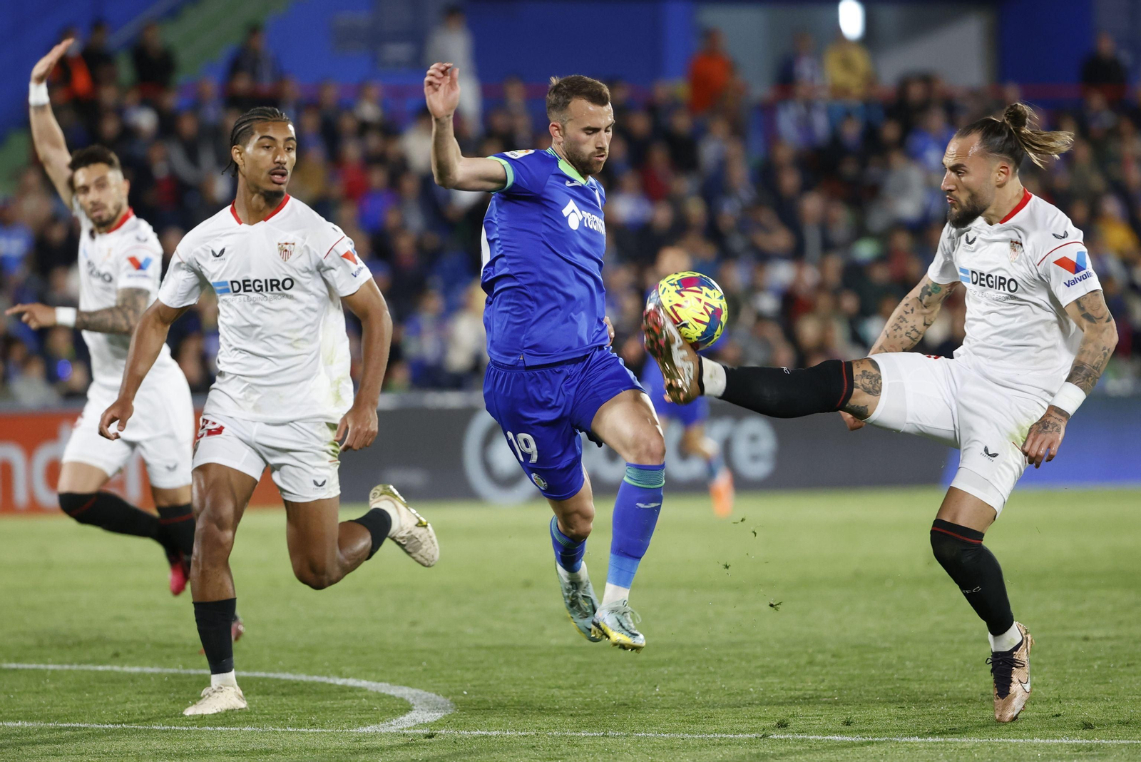 Gudelj saca la pelota ante Borja Mayoral en presencia de Badé.