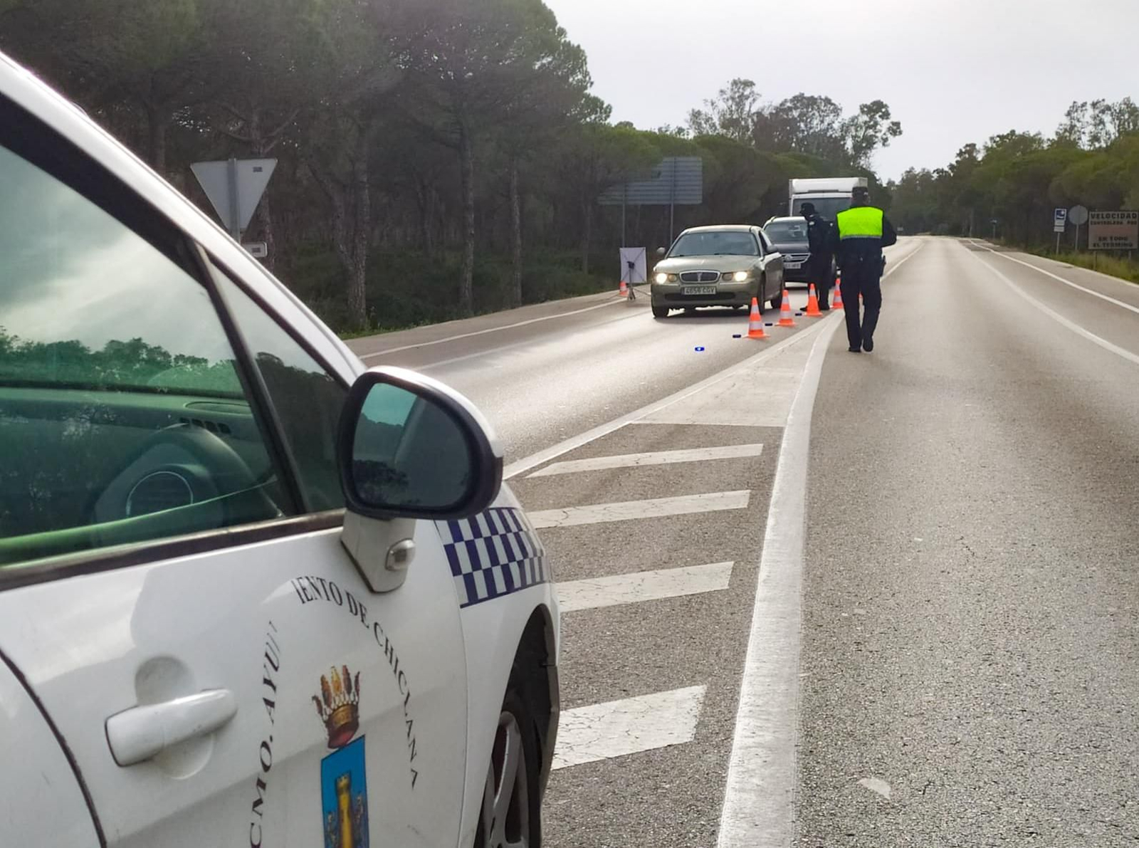 Agentes municipales durante un control de carreteras.
