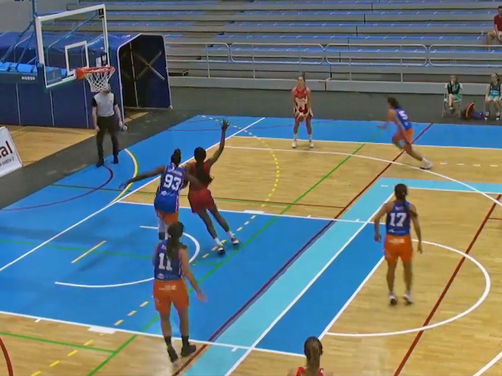 María Cueto se dispone a lanzar un triple