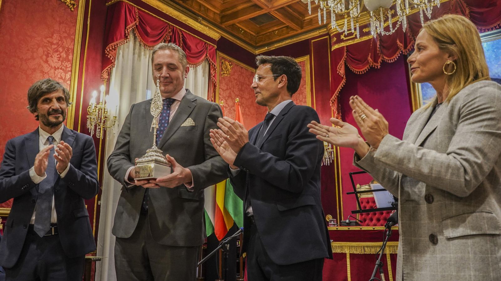 Entregan el 'Guion de Plata' de Canal Sur a la Hermandad de la Soledad Coronada ‘Las Chías’