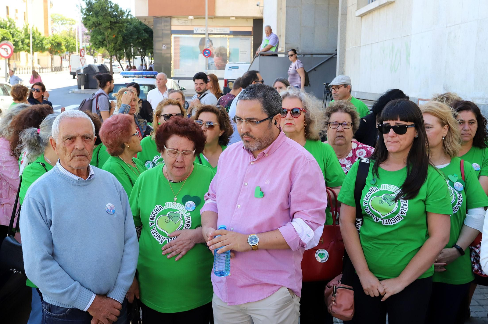 Antonio Domínguez, María Espinosa, Aníbal Domínguez y Marianela Olmedo, en primera línea arropados por vecinos y amigos.
