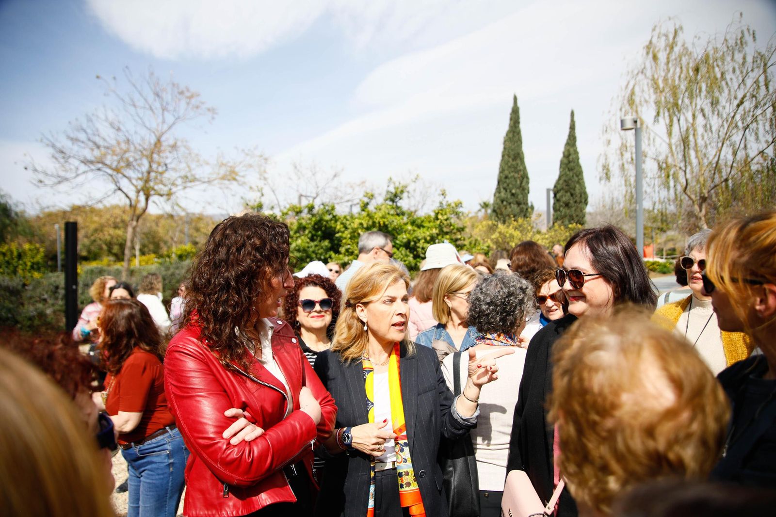 Las imágenes de la plantación de un olivo y el entierro de una cápsula del tiempo