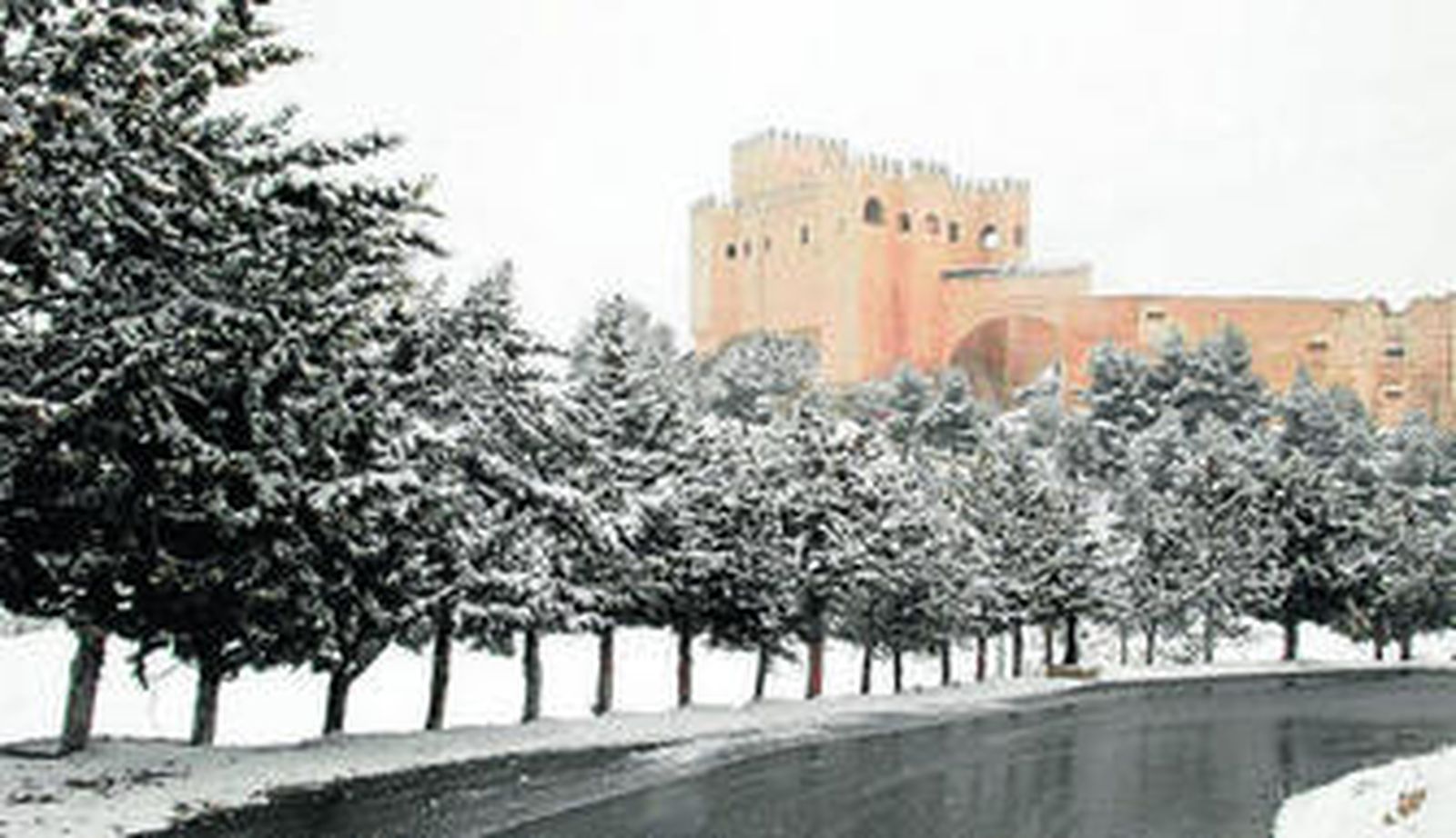 El temporal de nieve deja cinco carreteras cortadas en el norte pero da tregua al sol