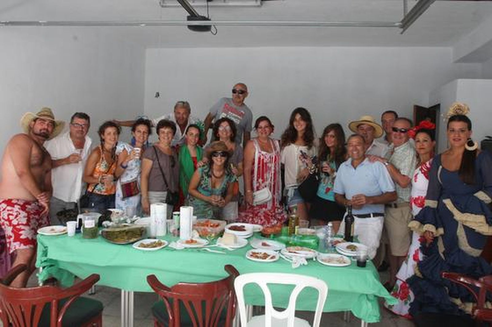Una familia disfruta del aperitivo en un local.

Foto: Paco Guerrero