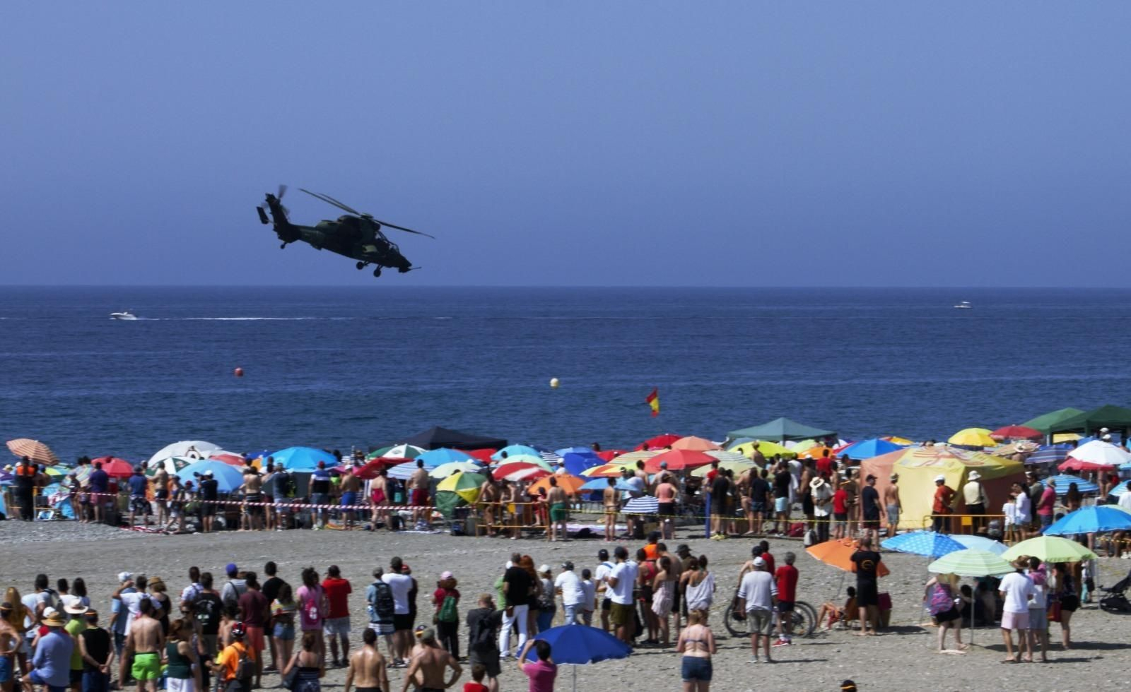 Imágenes del Festival Aéreo de Motril visto desde la playa