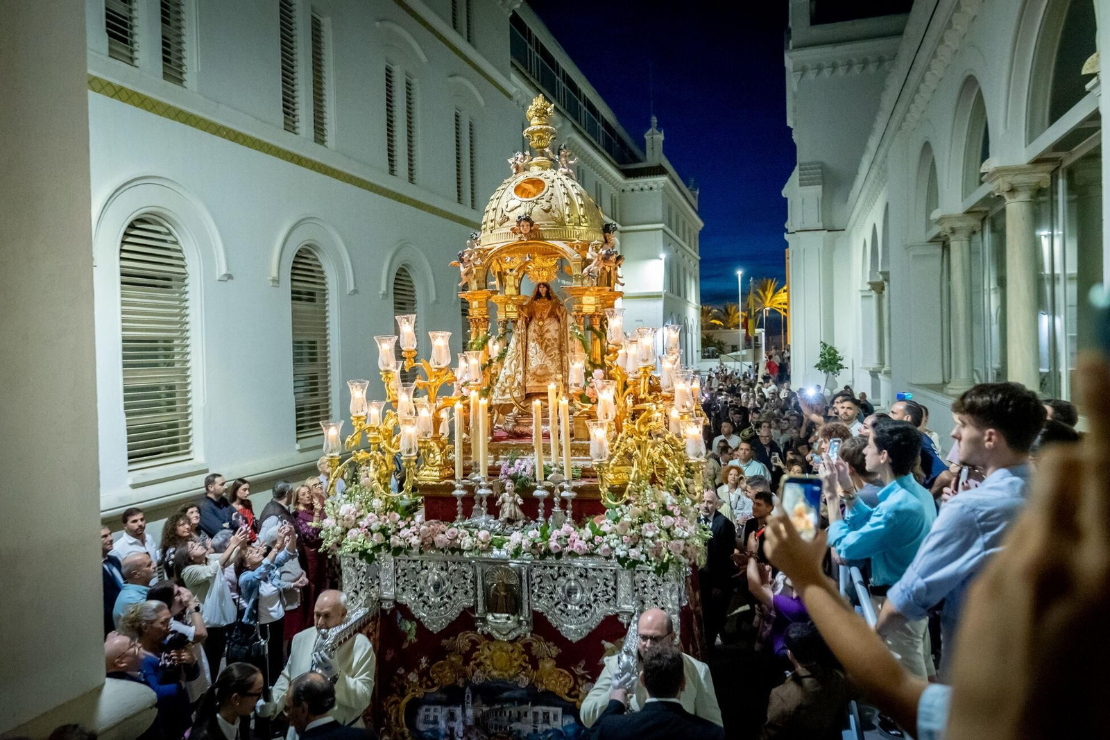 El paso de la Virgen de la Palma por el interior de la Facultad de Económicas.