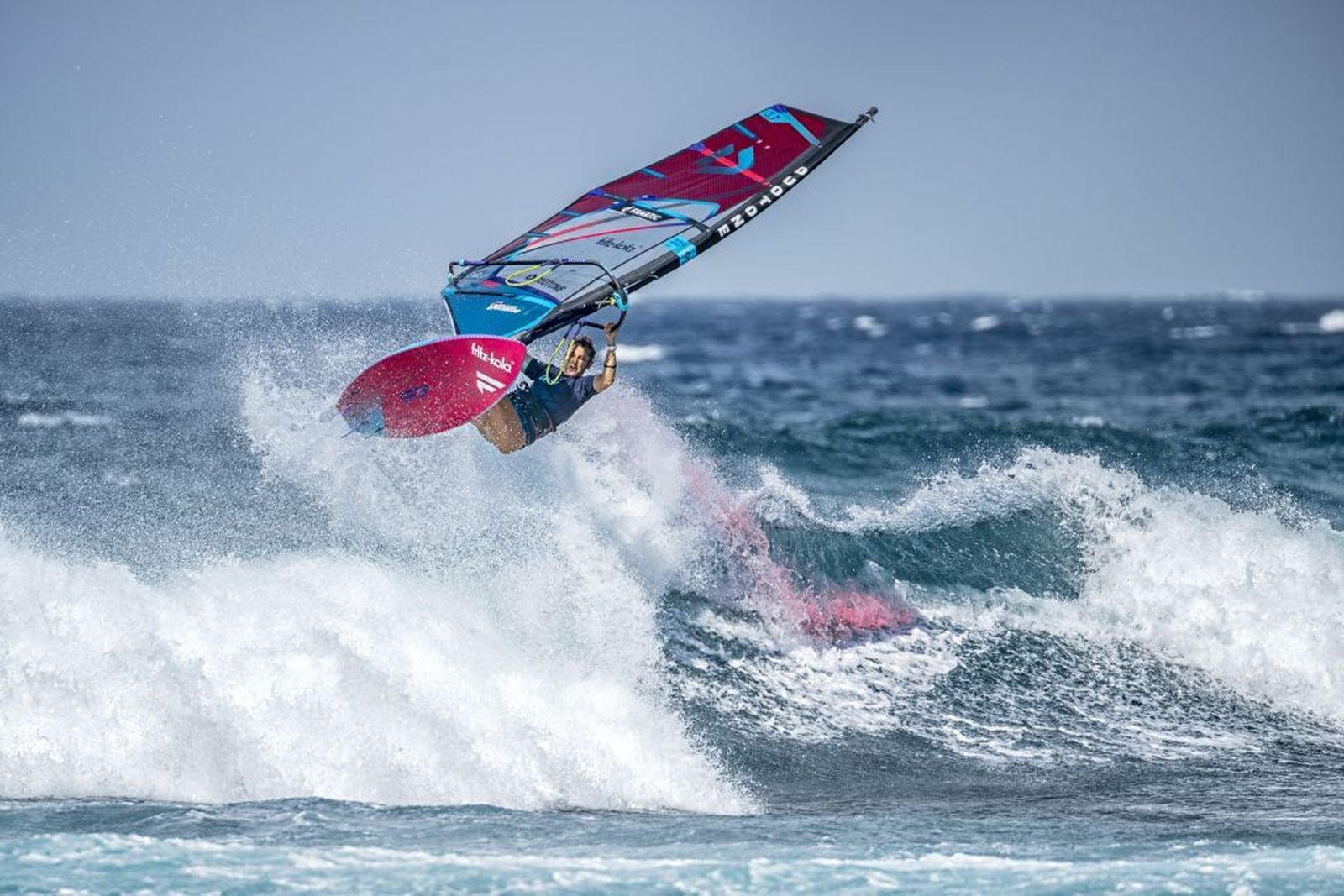 María Andrés vuela sobre las olas en plena competición.