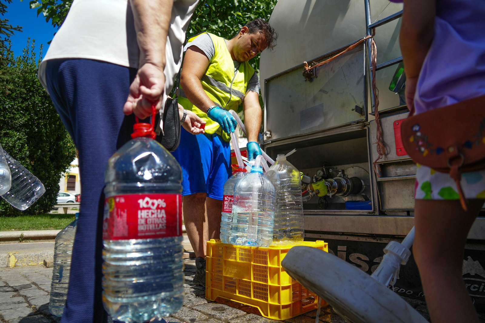 Colas en el reparto de agua potable en Los Pedroches, en imágenes