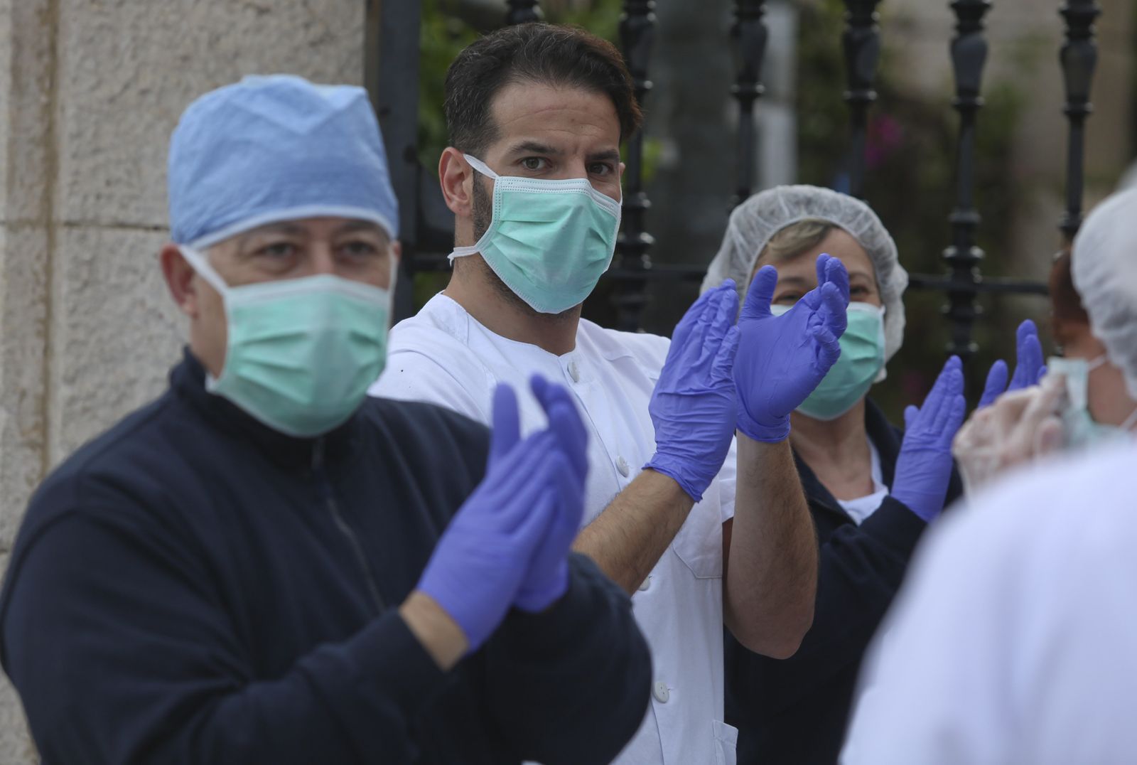 Coronavirus en Málaga: Aplausos que emocionan en el hospital Regional, en fotos