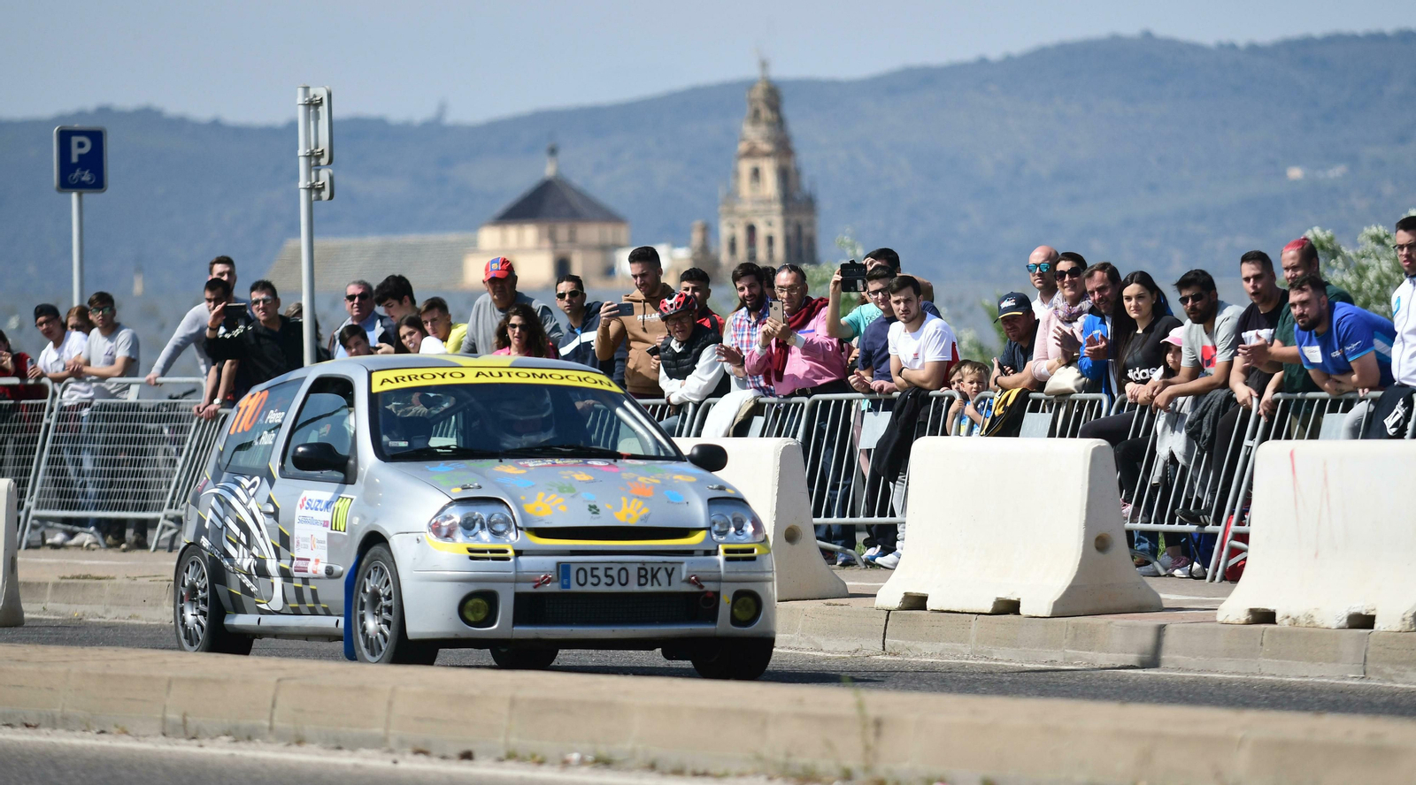 Un participante atraviesa el tramo urbano de Córdoba del Rallye Sierra Morena.